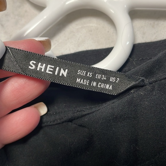 Shein women’s short sleeve shirt. Los Angeles California wording in white - Picture 4 of 6